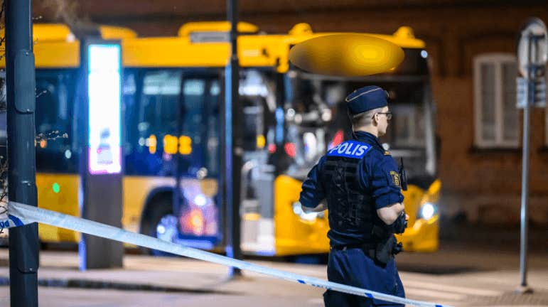 Tonårsflicka döms – knivhögg flicka på buss