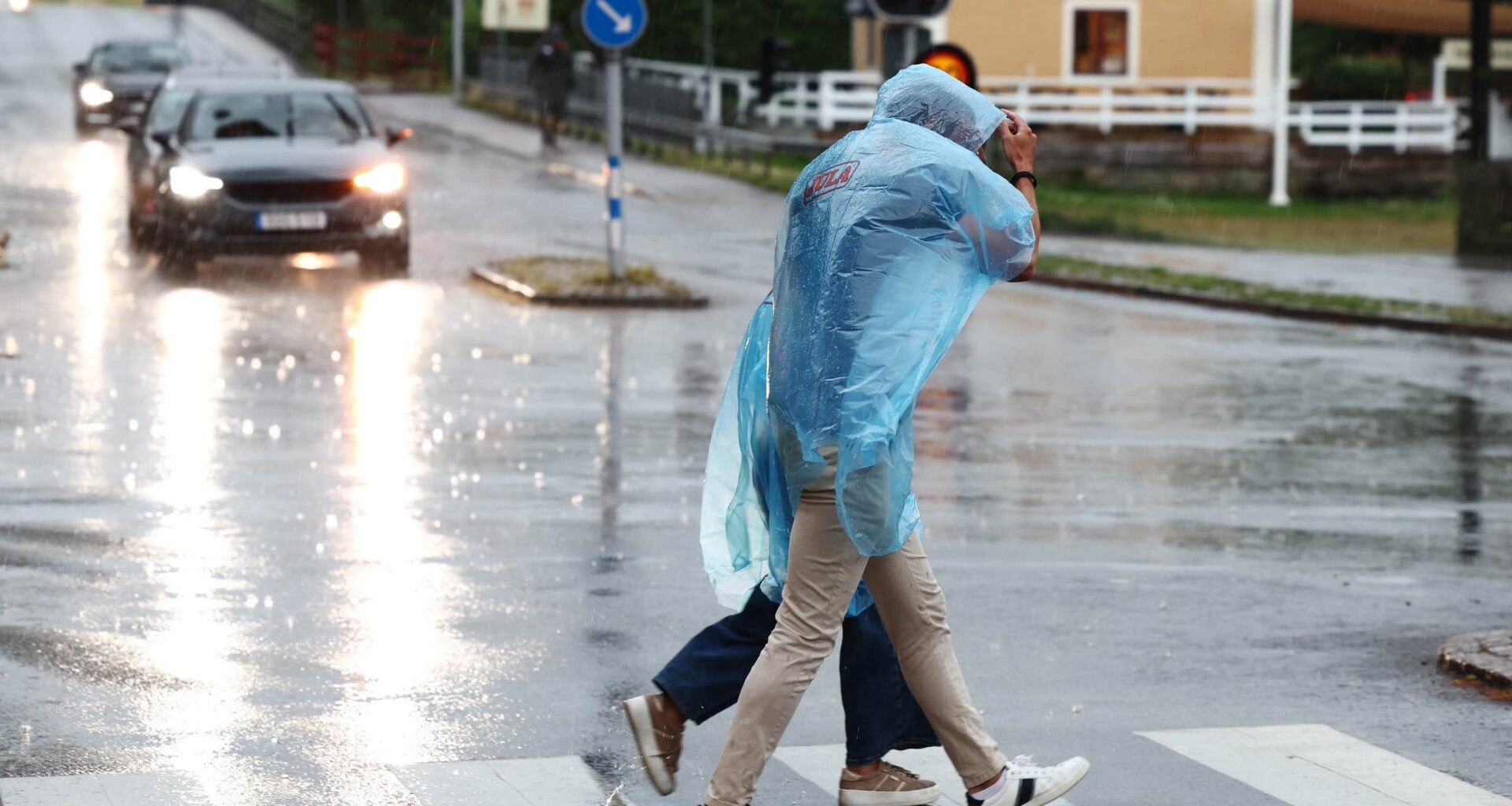 Kraftigt oväder drar in: ”Rejäl rotblöta”