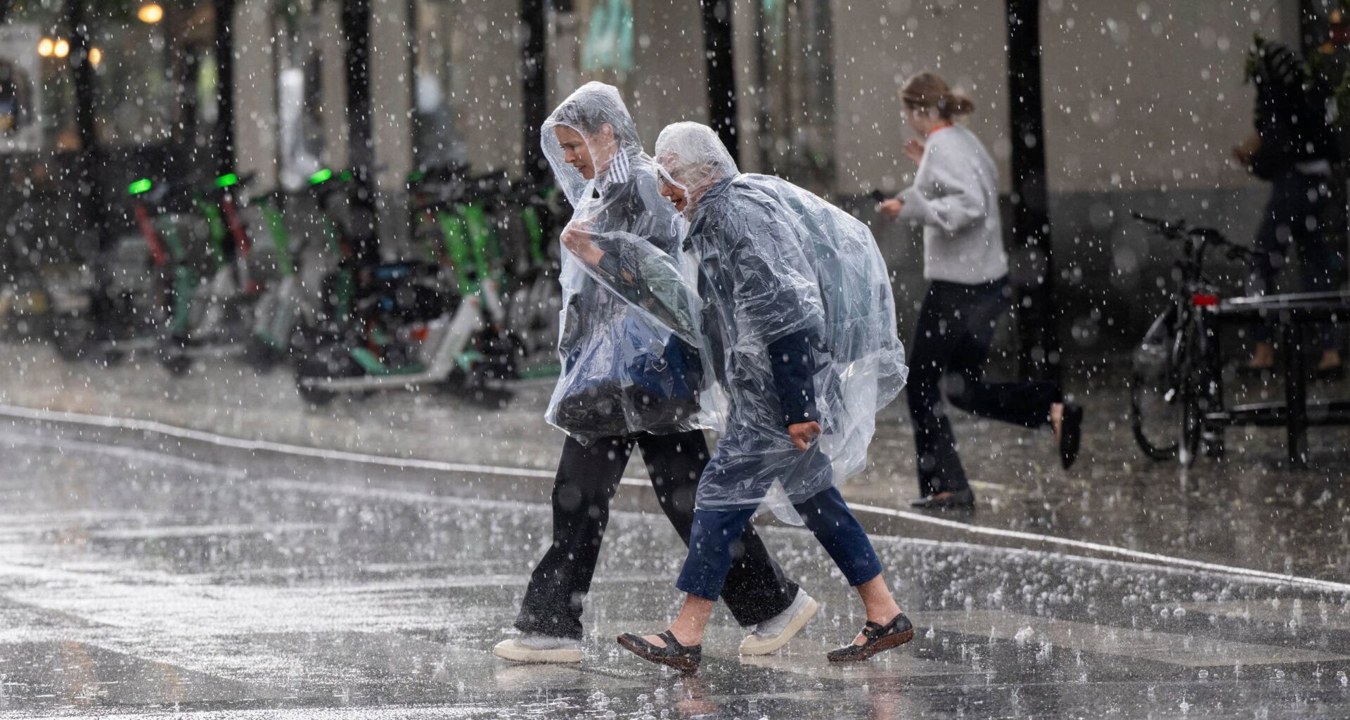 Regnkaos i Jönköping – flera larm om översvämningar