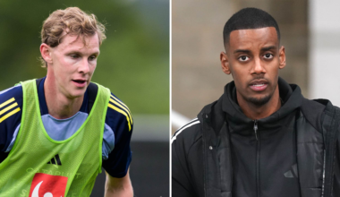 Emil Krafth stöttar Alexander Isak | Premier League