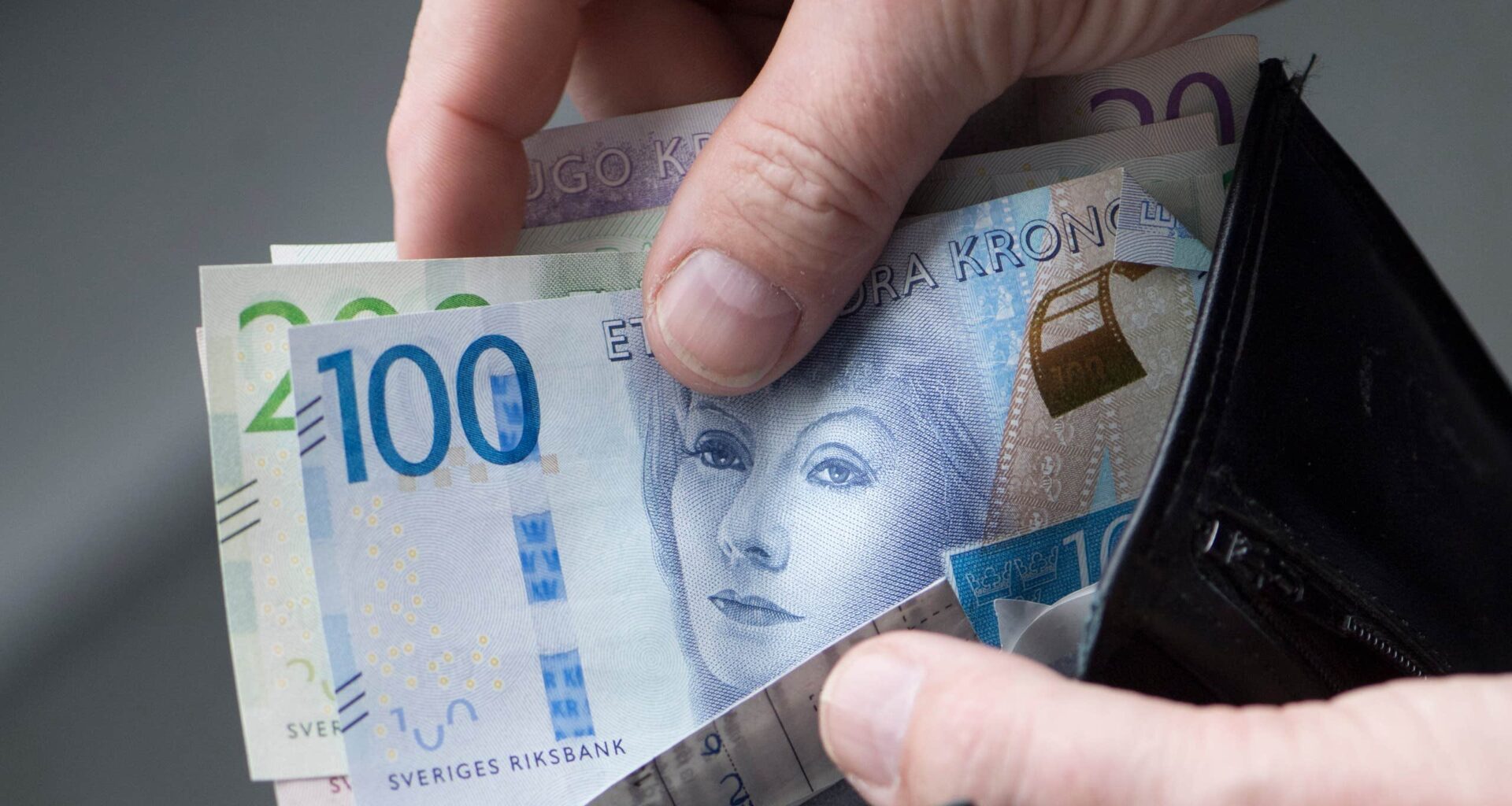 Svenska hushållen sparar mer och på nytt sätt