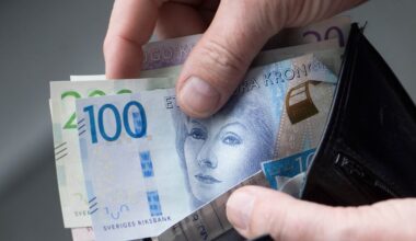Svenska hushållen sparar mer och på nytt sätt