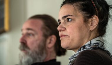 Dumpen-Sara har med sig barnen när de konfronterar ”gäddor”