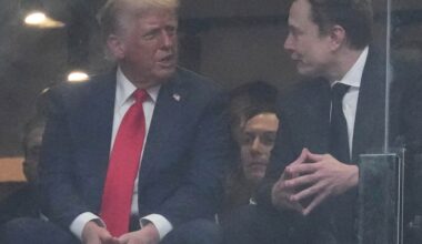 Trump och Musk skakar hand –
mötet på Kirks minnesstund