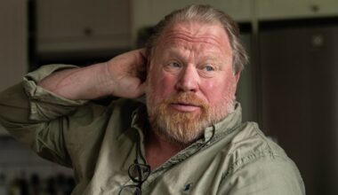 Claes Malmberg känga mot sjukvården: ”Spara pengar”