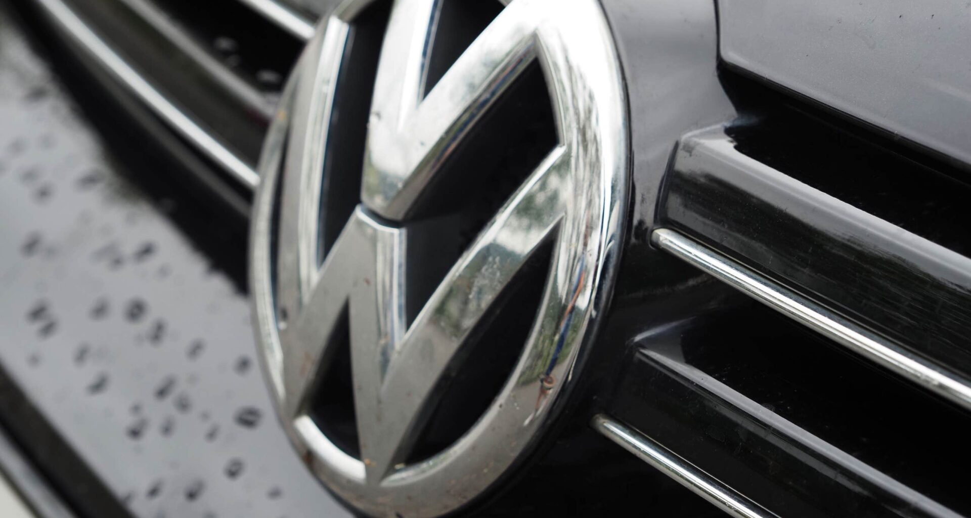 Volkswagen stoppar produktion i två fabriker