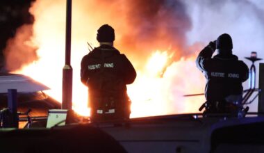 Brand på båt vid Kungsholms strand i Stockholm