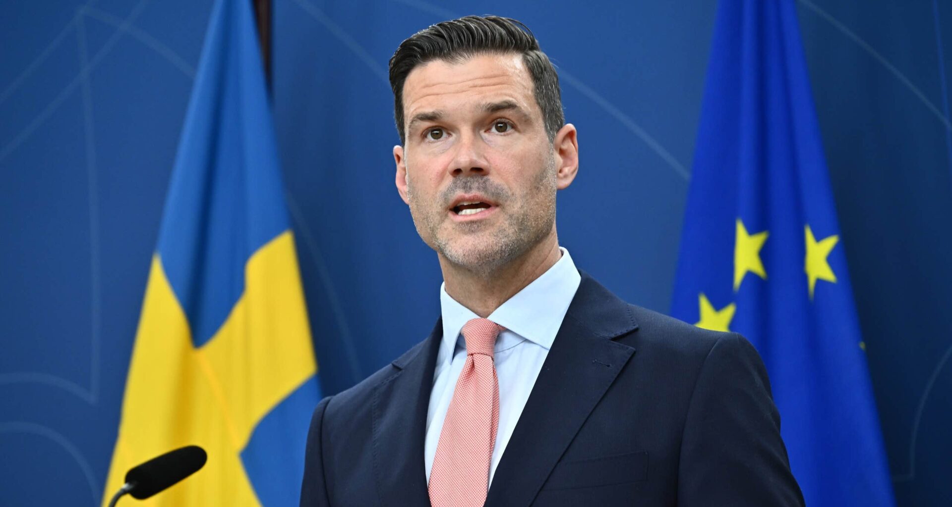 Utredare: Uppehållstillstånd kan rivas upp