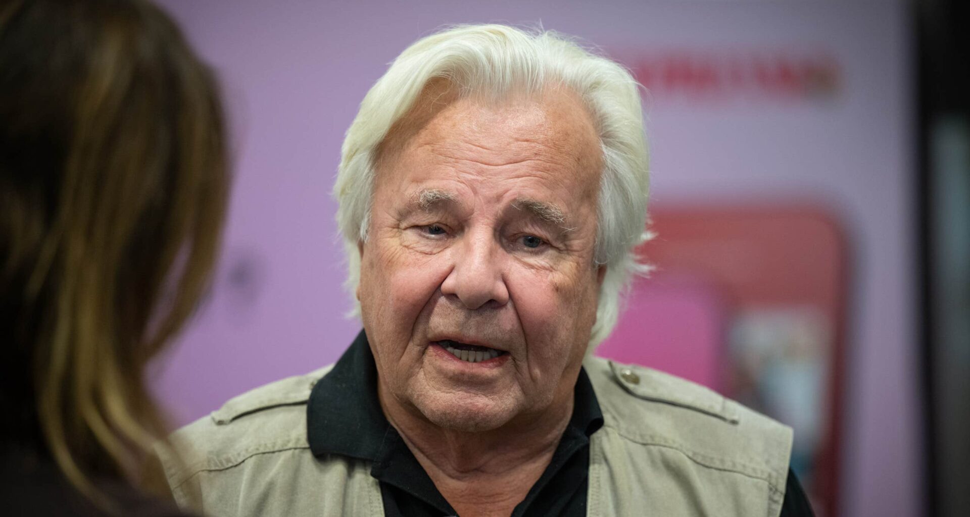 Jan Guillou säljer del av Piratförlaget – förklarar varför