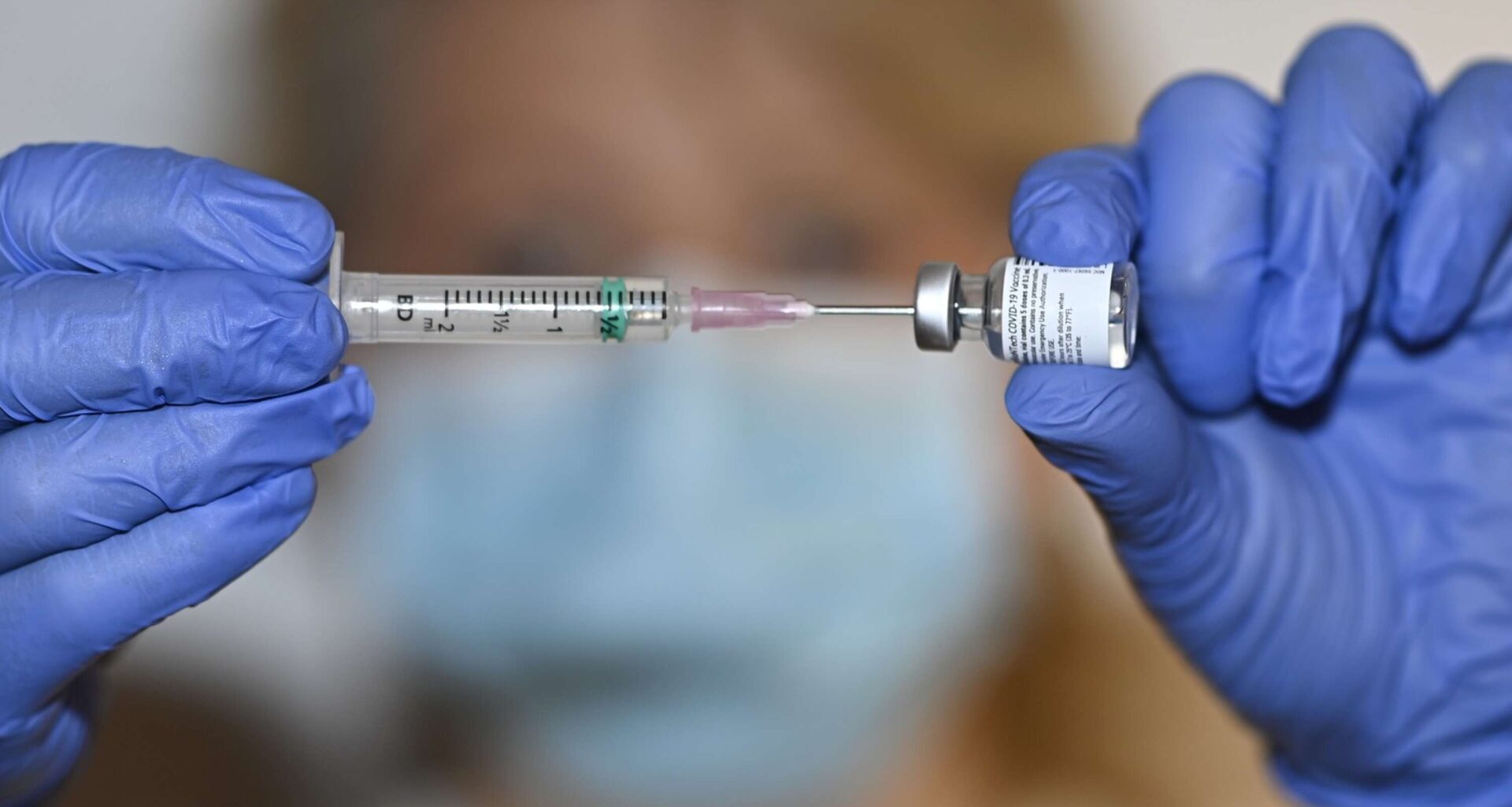 Alla över 75 rekommenderas spruta mot covid-19 – då inleds vaccineringen