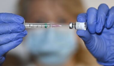 Alla över 75 rekommenderas spruta mot covid-19 – då inleds vaccineringen