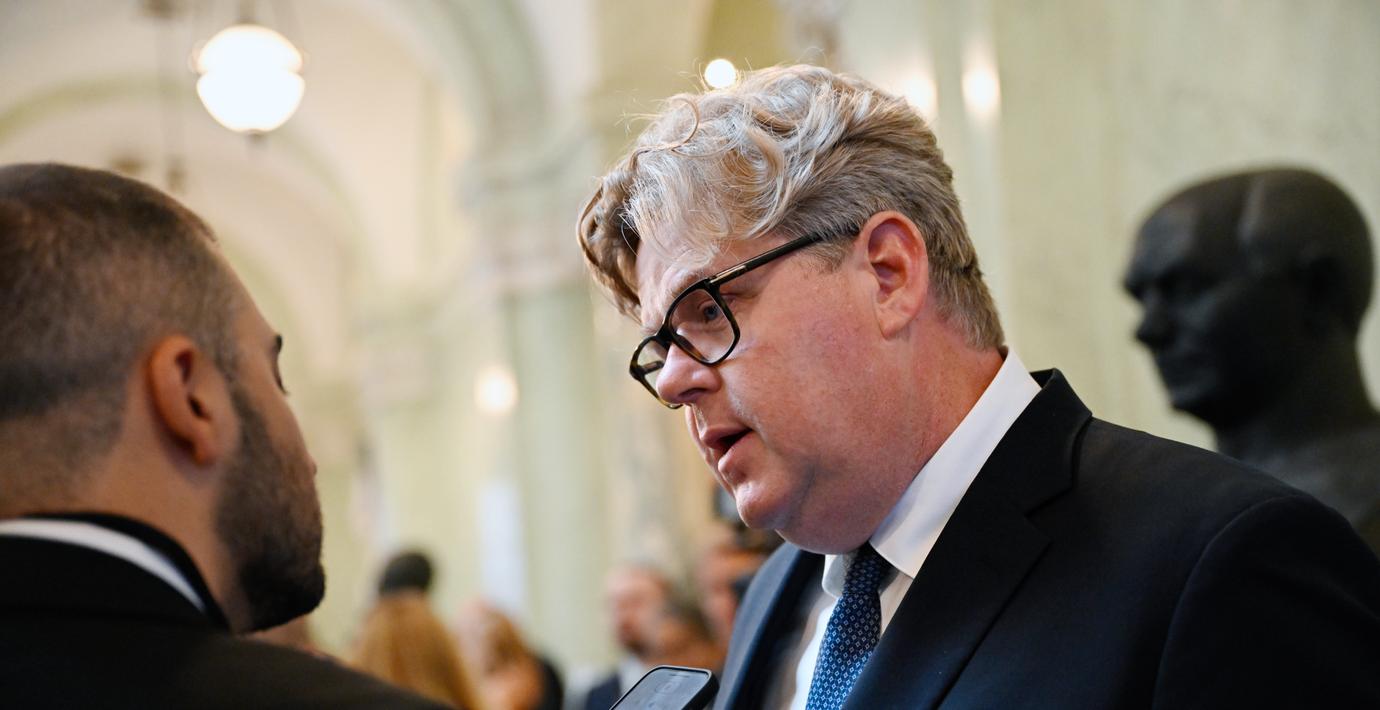 Moderaterna vill begränsa gangsterrapens inkomster