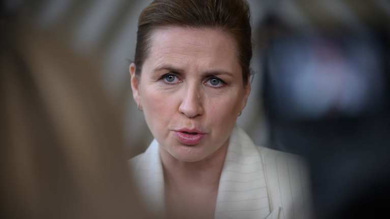 Danmarks statsminister Mette Frederiksen framträder med allvarlig min inför pressen.