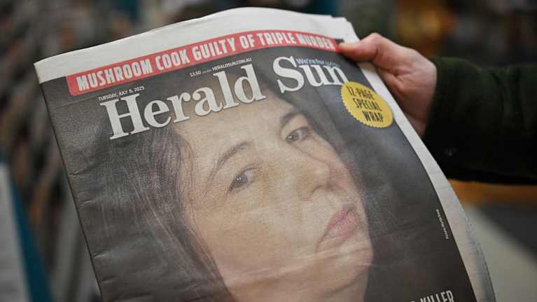 Ett fotografi av Erin Patterson har publicerats i tidningen Herald Sun, under rubriken "svampkock skyldig till trippelmord" 