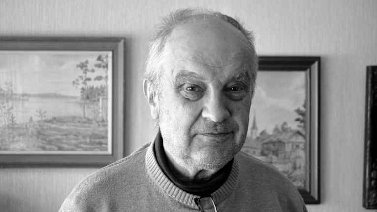 En äldre man tittar in i kameran.