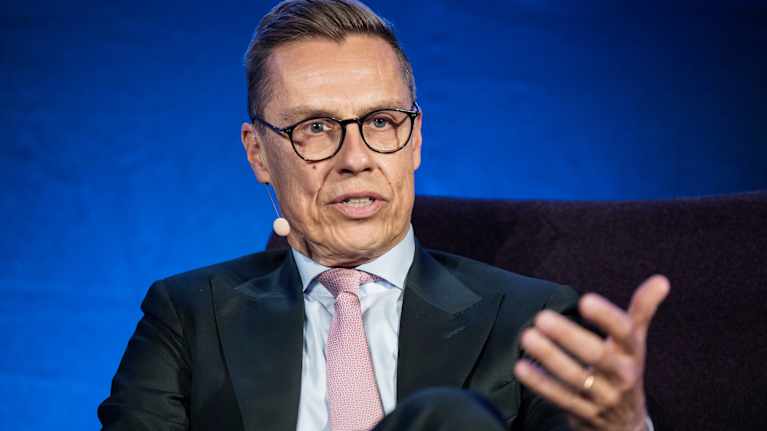 President Stubb talar på scenen.