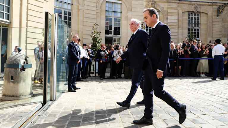 Sébastien Lecornu tar över som premiärminister efter François Bayrou, som föll i en förtroendeomröstning.