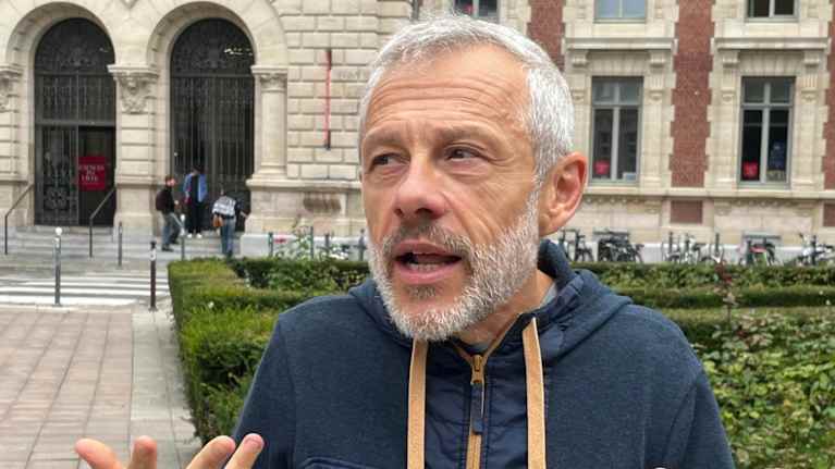 Professor Pierre Mathiot, en medelålders man, ledigt klädd i träningsdräkt.