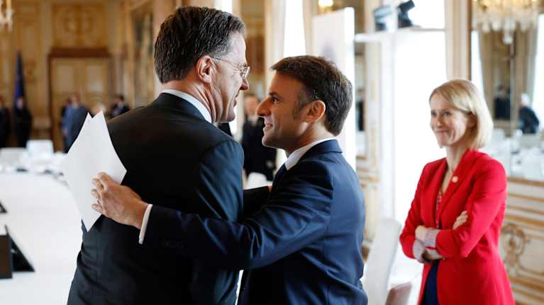 President Macron omfamnar Mark Rutte.