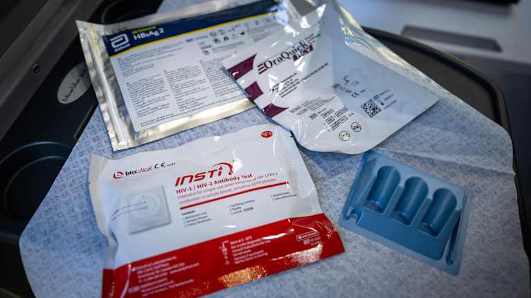 Medicinska tester och utrustning, inklusive HIV-test och prover för diagnostik.