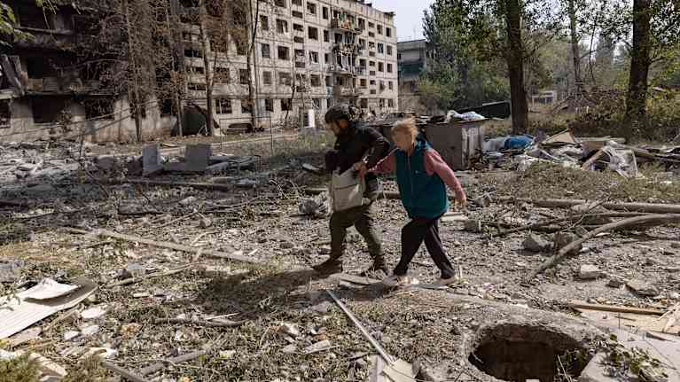 Sönderbombade hus i Ukraina.