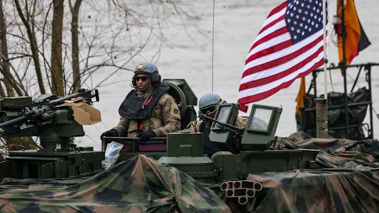 Amerikanska Natosoldater i en tank.