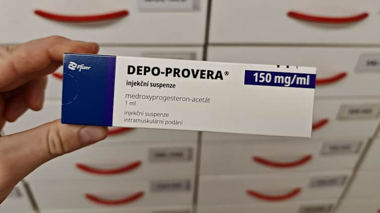 Närbild på preventivmedlet Depo-Provera.