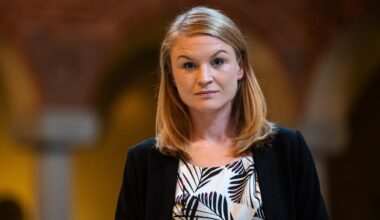 Avhoppade V-toppen anklagas: Pressade sin hyresvärd
