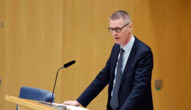 Vi anmäler Karlsson (M) för hets mot folkgrupp