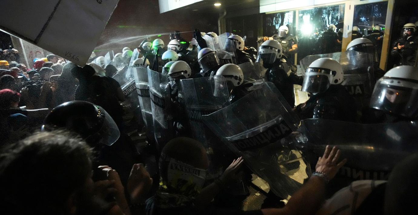 Stora protester mot regeringen i Serbien: ”Avgå”