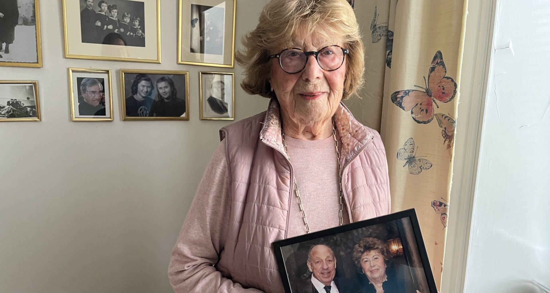 Fyra judiska flickor som överlevde Auschwitz i dokumentären ”Bridgespelerskorna” 1 september 2025 - P1 Kultur Reportage