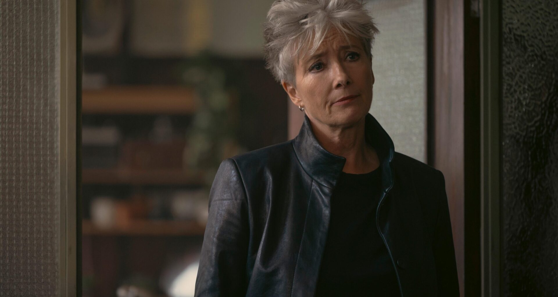 Emma Thompson spelar skön privatdetektiv i krimserien ”Down Cemetery Road” - se trailern
