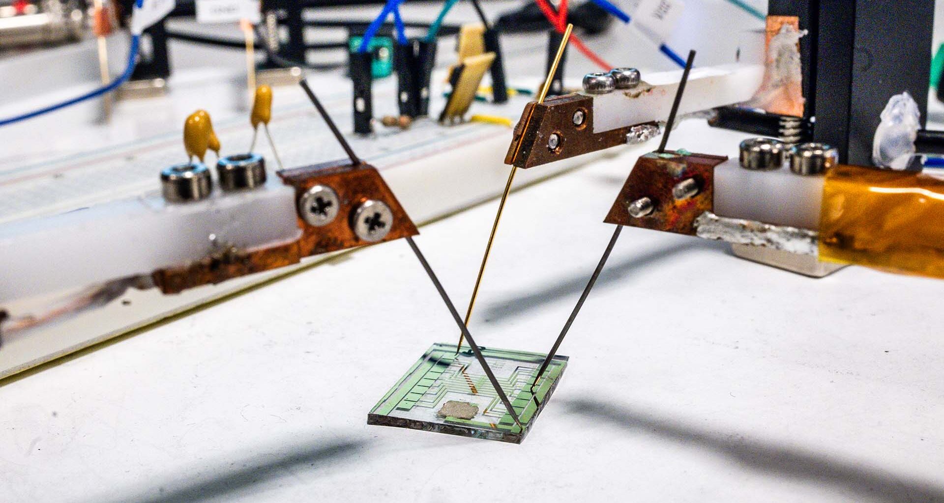 Platta med elektroder, ser ut som ett mikrochip.