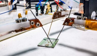 Platta med elektroder, ser ut som ett mikrochip.