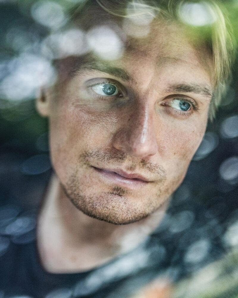 Svante Hildeman sitter i en bil och ser ledsen ut