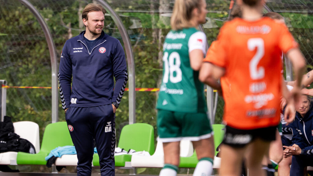 250607 Kristianstads tränare Daniel Angergård under fotbollsmatchen i Damallsvenskan mellan Alingsås och Kristianstad den 7 juni 2025 i Alingsås.
