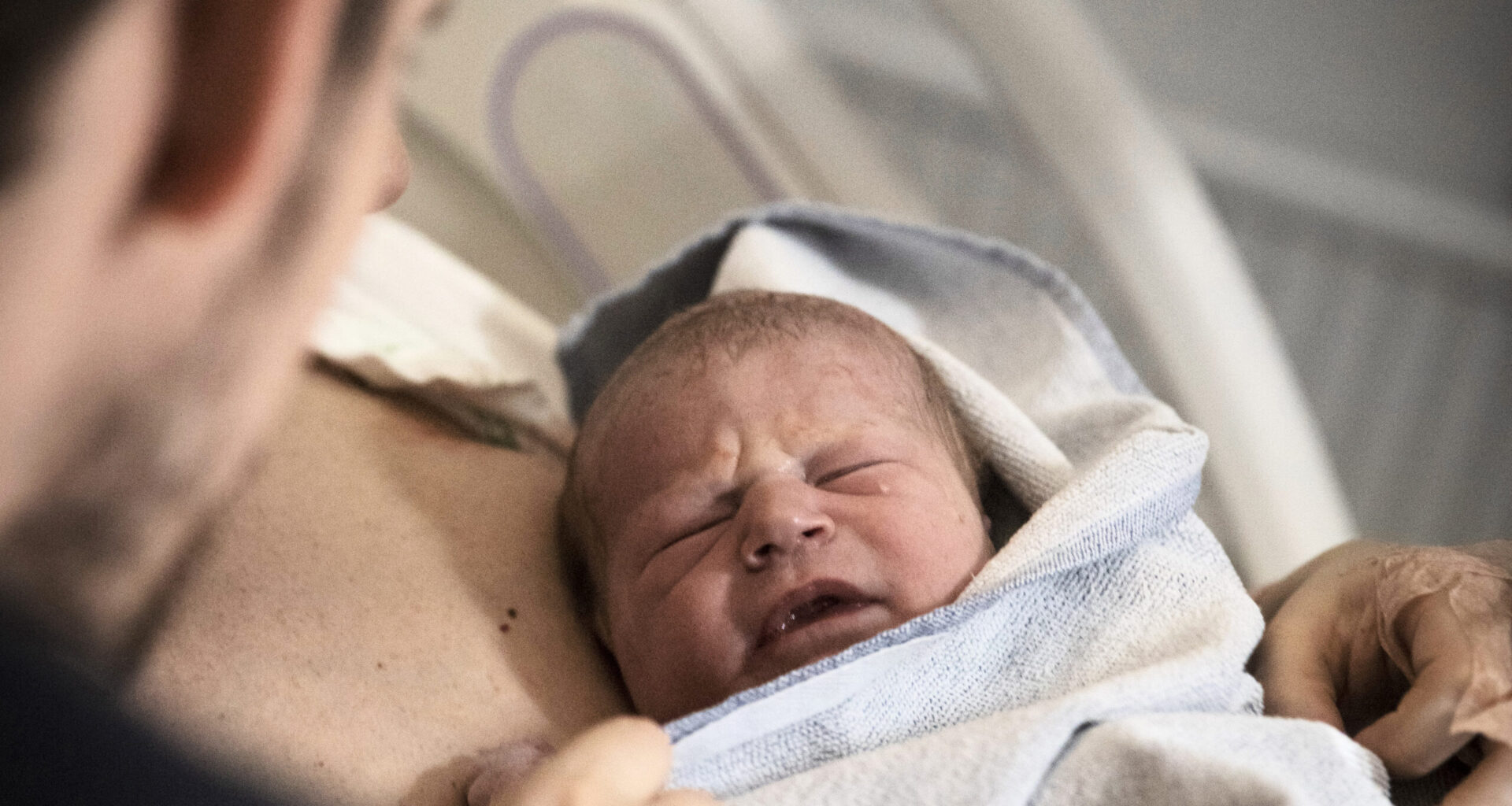 nyfött barn hos pappa