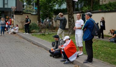 En av de frigivna vägrar korsa gränsen – står kvar i ingenmansland