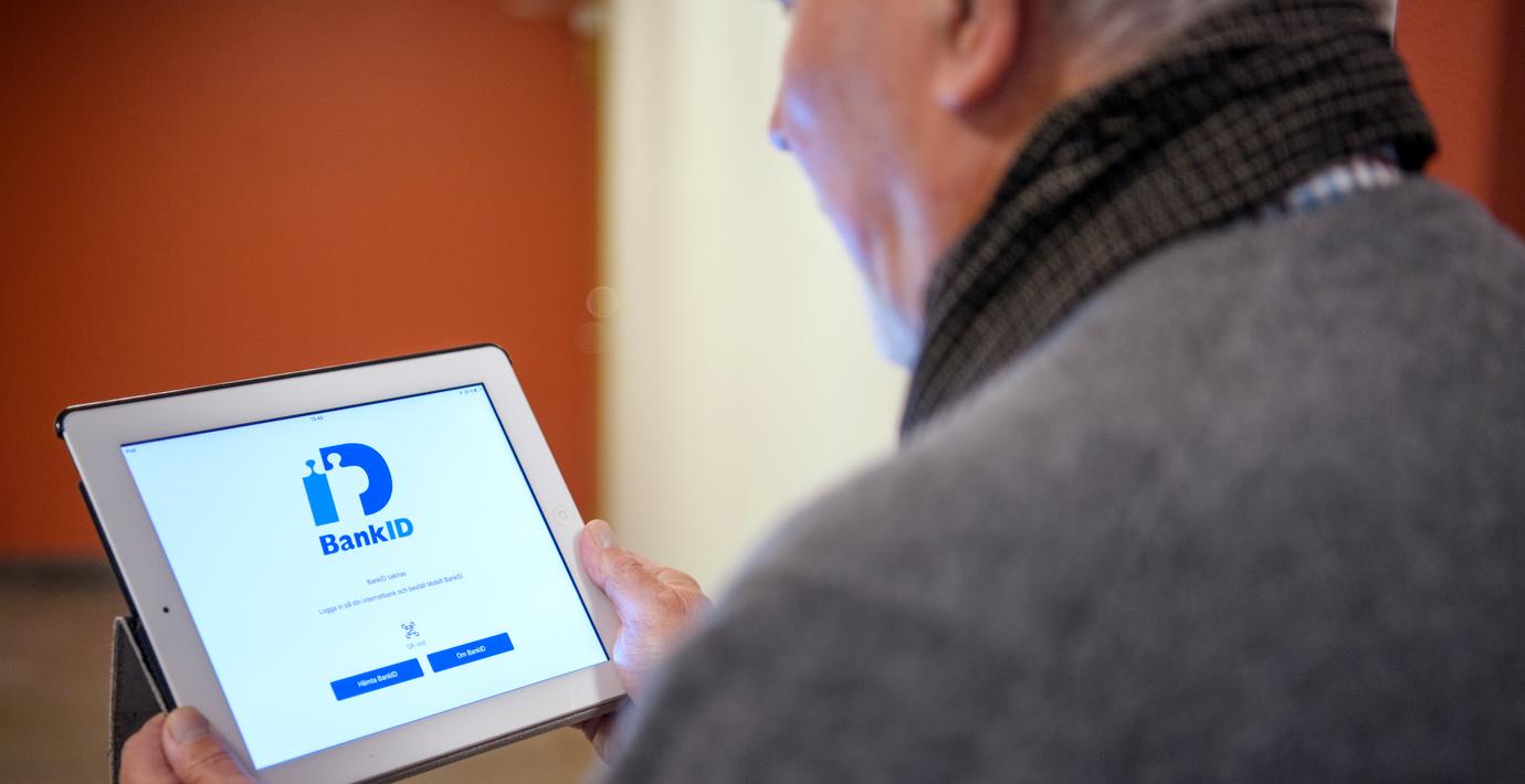 Bankerna måste göra mer för att skydda äldre