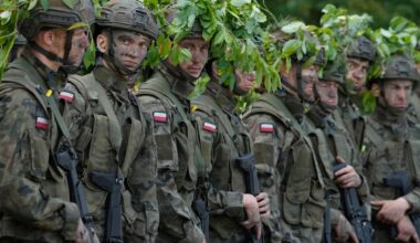 Tusentals polacker flockas till militärutbildning