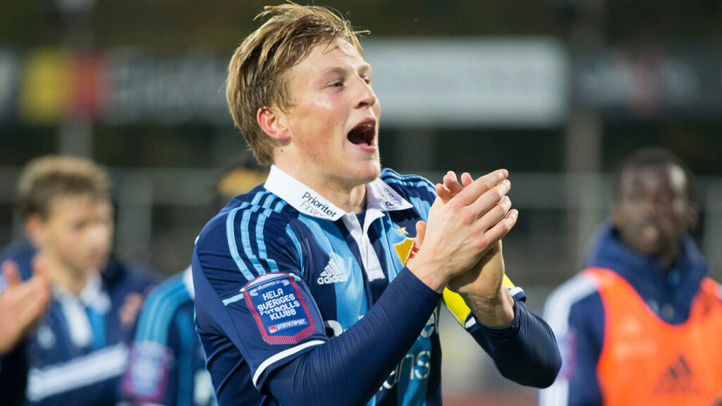 151024 Djurgårdens Emil Bergström jublar och sjunger tillammans med supportrarna under fotbollsmatchen i Allsvenskan mellan Falkenberg och Djurgården den 24 oktober 2015 i Falkenberg.
