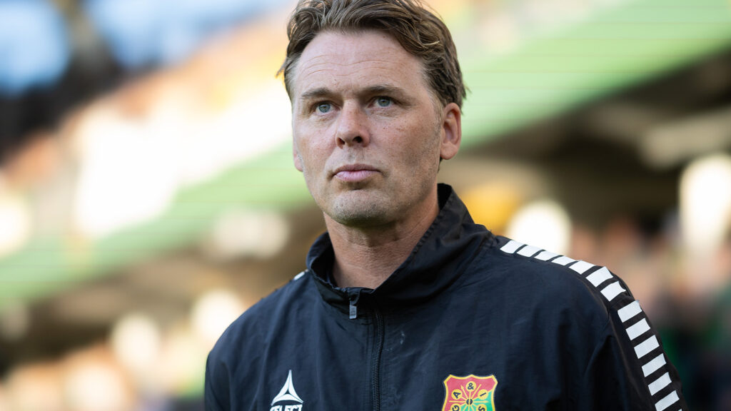 250825 GAIS tränare Fredrik Holmberg inför fotbollsmatchen i Allsvenskan mellan GAIS och Mjällby den 25 augusti 2025 i Göteborg.
