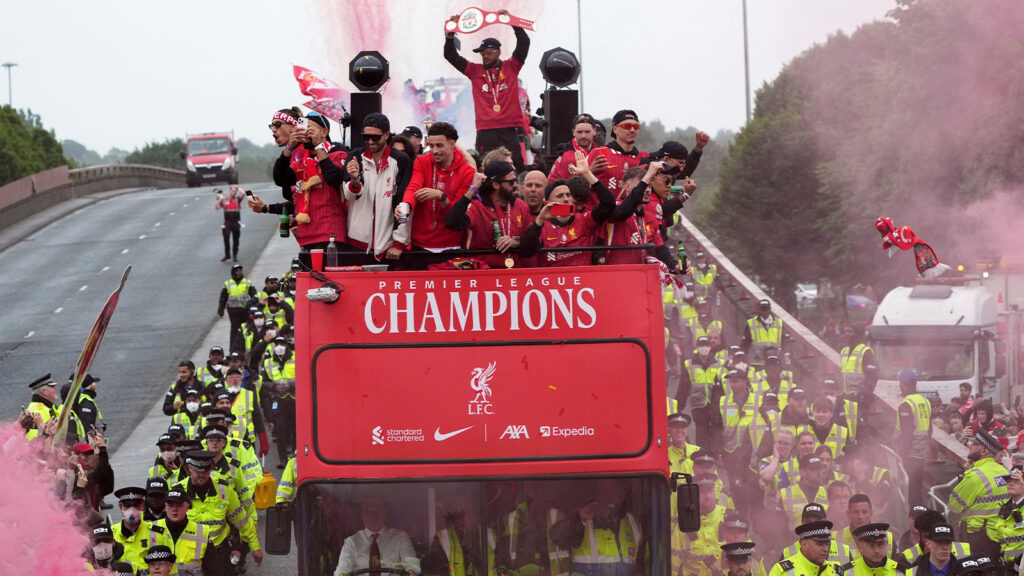Liverpools spelare firar med trofén på en öppen buss under Liverpool FC:s Premier League-vinnarparad i Liverpool, England, måndagen den 26 maj 2025.
