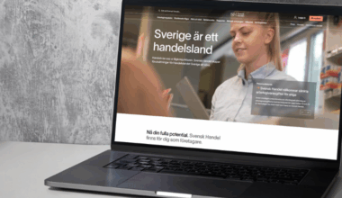 En bärbar dator som sitter på ett bord.