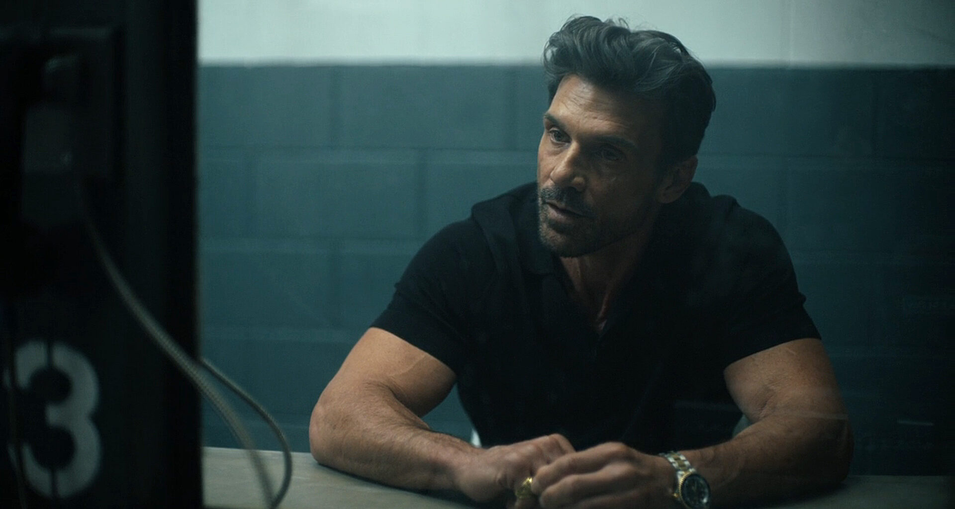 Frank Grillo som Rick Flag Sr., i möte med...