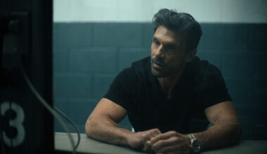 Frank Grillo som Rick Flag Sr., i möte med...