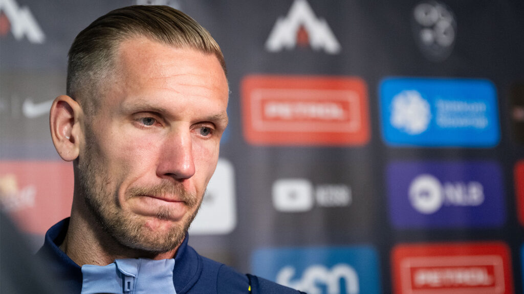 250905 Målvakt Robin Olsen från Sverige i den mixade zonen efter FIFA-världskvalmatchen i fotboll mellan Slovenien och Sverige den 5 september 2025 i Ljubljana.