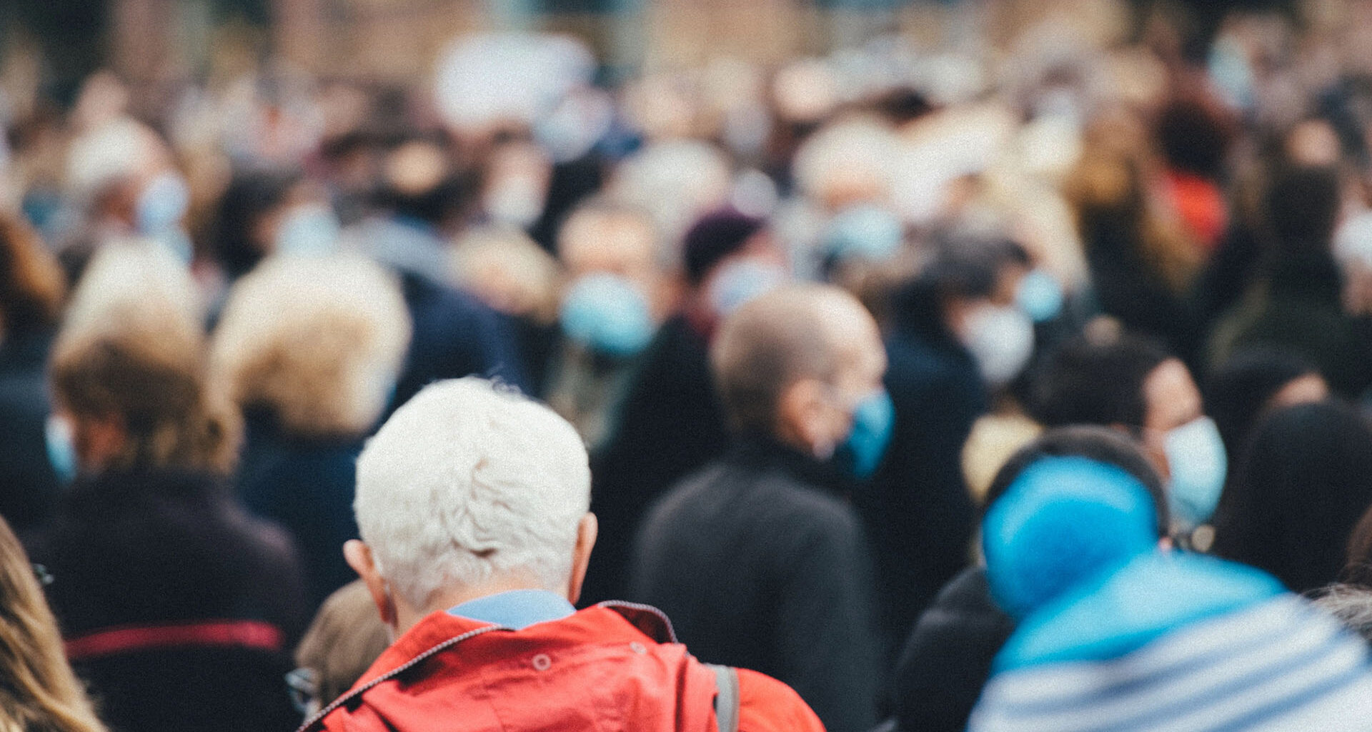 Många människor rör sig i stad