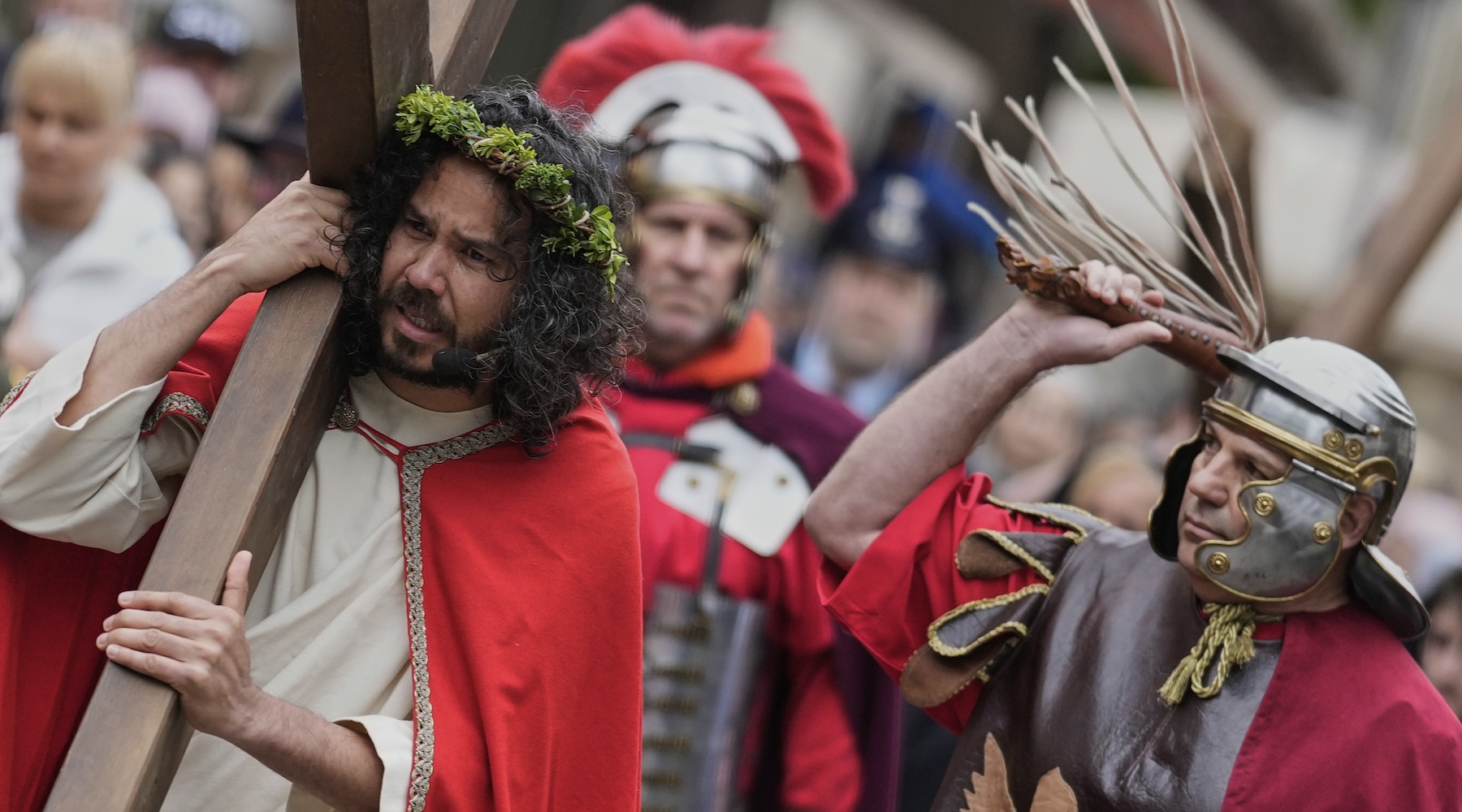 Cecilia Wassén: Jesus med röd ros? Knappast