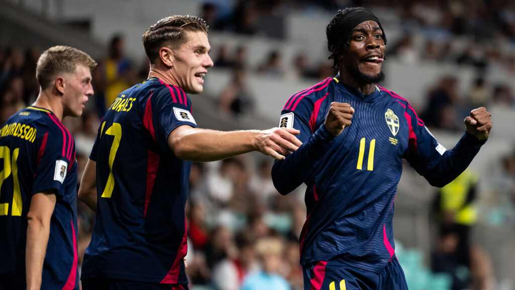 250905 Anthony Elanga från Sverige firar med Alexander Bernhardsson och Viktor Gyökeres efter 0-1 under FIFA-världskvalmatchen i fotboll mellan Slovenien och Sverige den 5 september 2025 i Ljubljana.